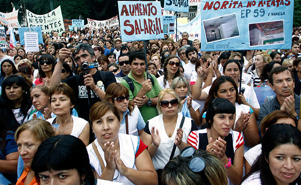 El pésimo acuerdo firmado entre los dirigentes de Ctera, UDA, CEA y Sadop con el ministro Bullrich en la paritaria de marzo, está saltando por los aires.