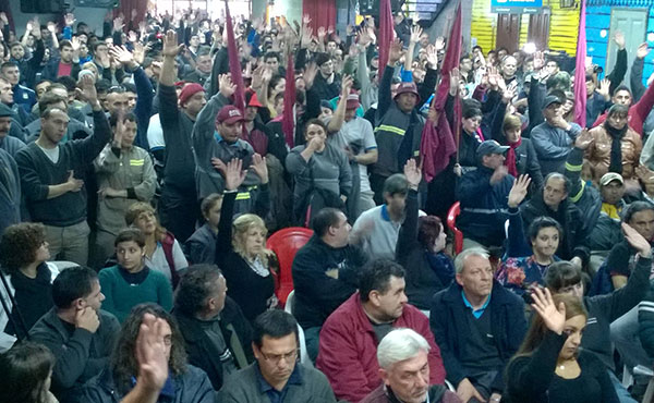 Vista de la masiva asamblea ferroviaria de Haedo.