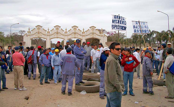 Hace casi cinco meses que los trabajadores del Ingenio Tabacal (Salta), donde se produce el azúcar Chango, se encuentran en conflicto con la patronal que tiene el apoyo del gobernador Urtubey del PJ