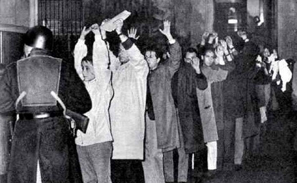 Docentes y estudiantes apaleados por la policía