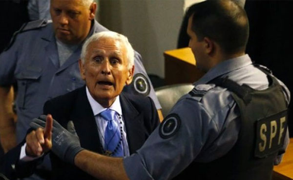  Etchecolatz, ex Jefe de Investigaciones de la Policía Bonaerense bajo la dictadura, fue encontrado culpable por delitos de lesa humanidad en cinco juicios.