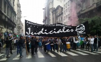  Reclamamos una recomposición salarial de entre el 10 al 15% para poder llegar a un mínimo de 40% a 45% anual.