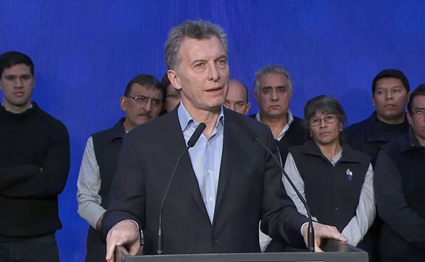 El presidente sigue jugando para las patronales. Este lunes dijo que hace falta un “cambio cultural”, criticó el ausentismo laboral y a la justicia del trabajo… ¡por estar a favor de los trabajadores!