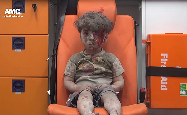 Omran Daqneesh, el niño sirio de cinco años herido en Alepo por los bombardeos. Un testimonio impactante de las acciones genocidas de Assad y Putin.