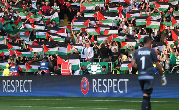 Cientos de hinchas del Celtic recibieron al equipo israelí con banderas de Palestina, pese a la prohibición de la UEFA de ingresarlas al estadio.