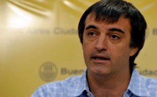 El gobierno nacional anunció la realización de una gigantesca evaluación nacional el 17 de octubre, el Operativo Aprender, a más de un millón de alumnos de escuelas pú- blicas y privadas.