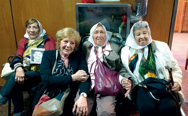 Liliana Olivero con Familiares de detenidos-desaparecidos