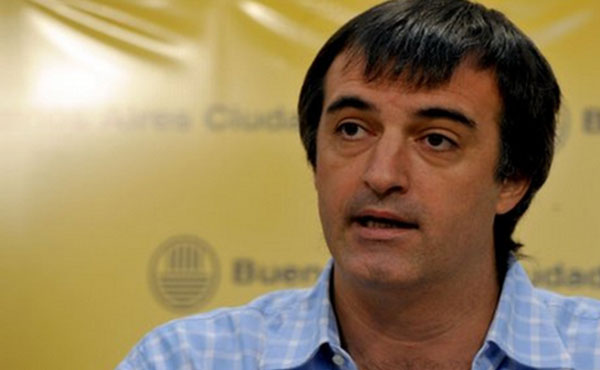 El gobierno nacional anunció la realización de una gigantesca evaluación nacional el 17 de octubre, el Operativo Aprender, a más de un millón de alumnos de escuelas pú- blicas y privadas.