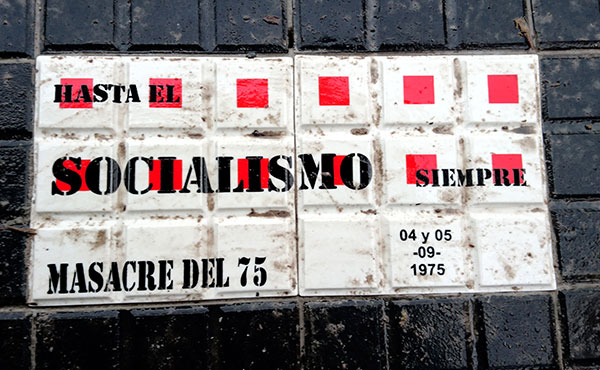 Una de las baldosas hecha por artistas en conmemoración de los compañeros del PST