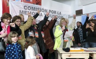 Susana Zaldúa leyendo el documento de la Comisión al final del acto