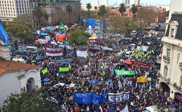 Vista de la marcha en Plaza de Mayo