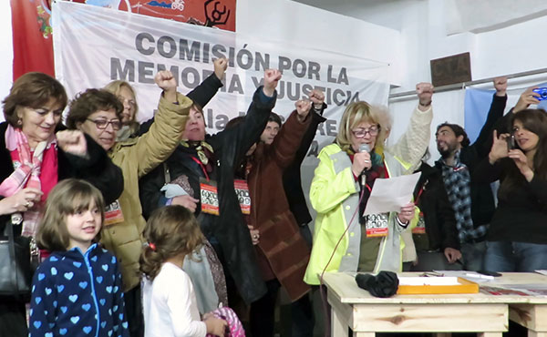 Susana Zaldúa leyendo el documento de la Comisión al final del acto