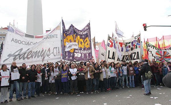 El sindicalismo combativo marchó desde el Obelisco