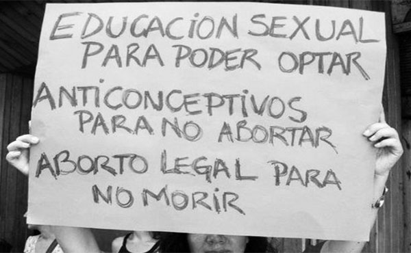La semana pasada se desató una fuerte controversia mediática por una charla realizada por el centro de estudiantes del colegio Carlos Pellegrini donde se habló del derecho al aborto.