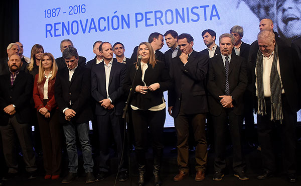 La ajustadora y represora gobernadora Bertone de Tierra del Fuego haciendo uso de la palabra. La nueva “renovación peronista”, un reciclaje de políticos patronales