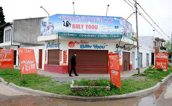 Un carnicero víctima de un robo persiguió al ladrón y lo mató atropellándolo con su auto.