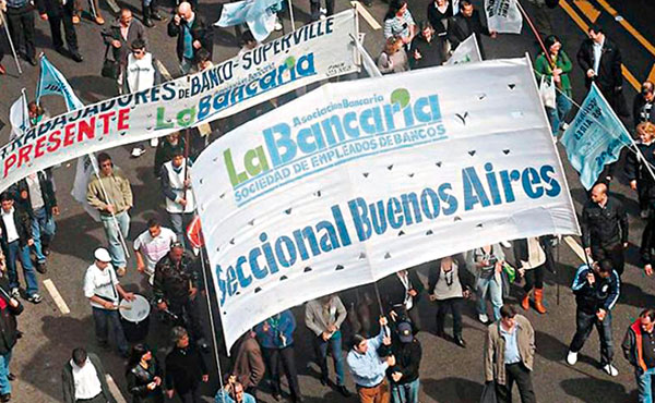Marchan los bancarios