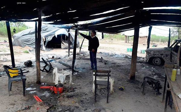 Los atacantes prendieron fuego a las viviendas y dispararon a las familias, hiriendo a Pedro Campos