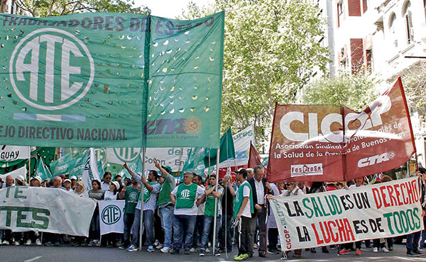 Estatales y profesionales de la Salud marchando
