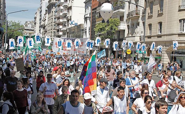 La CGT volvió a darle la espalda a las huelgas de docentes y estatales ratificando su tregua con el gobierno.