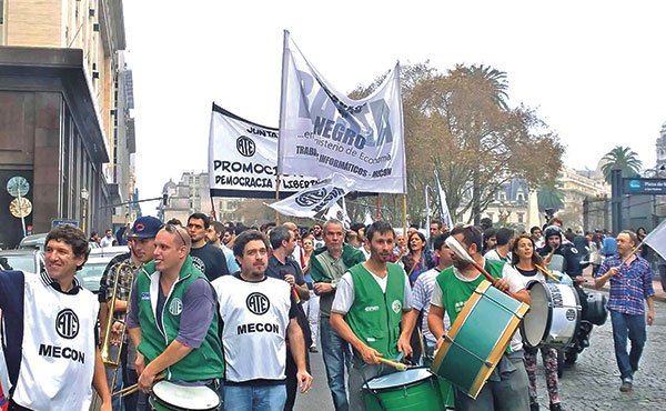 Este rico debate se da entre los trabajadores