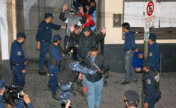 El gobierno quiere regimentar a los luchadores. Para ello usa su mejor arma: la justicia. 