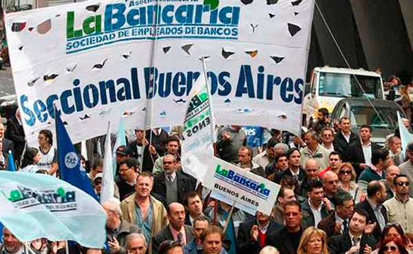 Los trabajadores bancarios siguen peleando por la reapertura de su paritaria y la eliminación del impuesto a las ganancias sobre el salario.