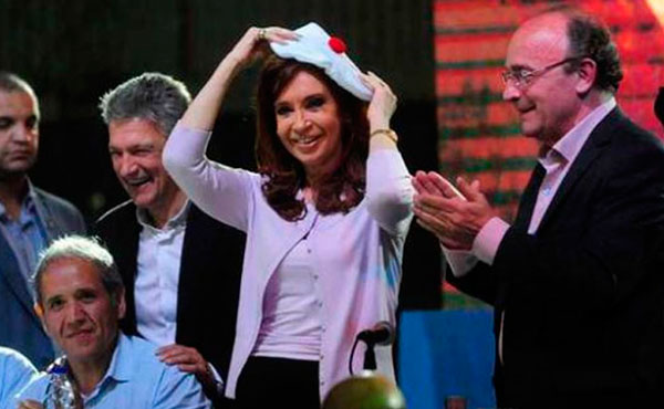 Recibida con cánticos peronistas, la ex presidenta imitó el saludo de Alfonsín y se colocó la característica boina blanca radical.