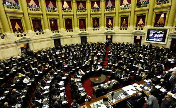 El gobierno de Macri y las distintas variantes del PJ vienen impulsando proyectos de ley para que en las listas a legisladores haya un 50% de mujeres.