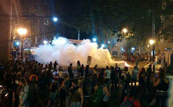 La policía santafecina reprimió brutalmente la marcha del XXXI Encuentro Nacional de Mujeres.