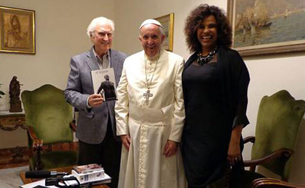 Pino Solanas y su esposa junto al Papa