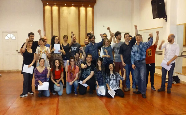 El domingo pasado, reconocidos artistas que apoyan al FIT ensayaron una versión coral del himno de los trabajadores, La Internacional