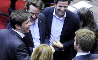 Kicillof riéndose con referentes del Pro en medio de la votación del presupuesto