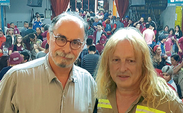 Sobrero y Reynoso festejando con los compañeros en la sede de la seccional Haedo