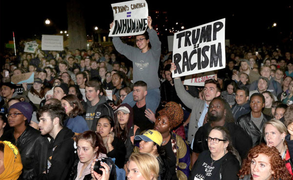 Luego de la elección, miles de jóvenes salieron a repudiar el racismo de Trump