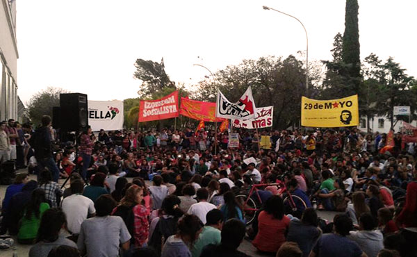 La movilización estudiantil dio un primer paso contra la reaccionaria asamblea universitaria en la que el rector Juri y Franja Morada pretenden modificar los estatutos para profundizar la injerencia de las empresas en la universidad. Vuelven a convocarla el 15 de diciembre.