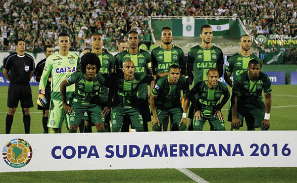 La noche del 28 se estrelló en los alrededores del aeropuerto de Medellín, Colombia, el avión en el que viajaba el club de fútbol brasileño Chapecoense. Solo sobrevivieron seis de las setenta y siete personas a bordo.