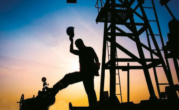 El presidente dijo que hay que rediscutir “la totalidad de los convenios colectivos de trabajo”, mientras era aplaudido a rabiar por los empresarios. Viene por la flexibilización laboral y la baja salarial, un ataque en toda la línea contra el movimiento obrero.