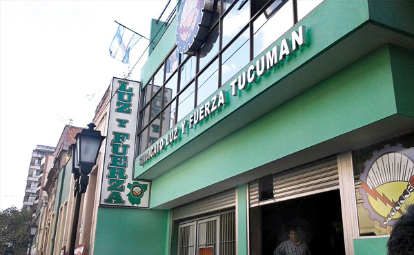 El 24 de noviembre en la sede del sindicato de Luz y Fuerza, después de 25 años de la privatización de Agua y Energía Tucumán, se firmó el pase al convenio colectivo de más de 300 trabajadores tercerizados distribuidos en 3 empresas contratistas