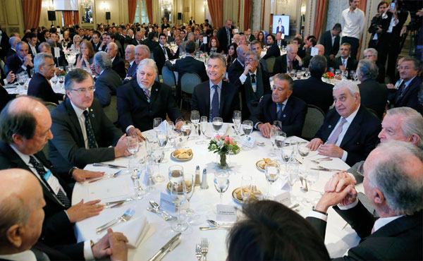 Sanz (UCR), Kaufmann (UIA), Werthein (Construcción), Macri, el empresario Eurnekian y Adelmo Gabbi (Bolsa de Comercio). El presidente les prometió cambiar los convenios