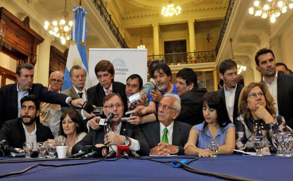 Los diputados del Frente Renovador de Massa, el FPV, el bloque peronista y la centroizquierda anunciando el acuerdo