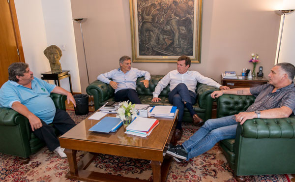 Aldo Pignanelli del Smata con empresarios automotrices y funcionarios del gobierno