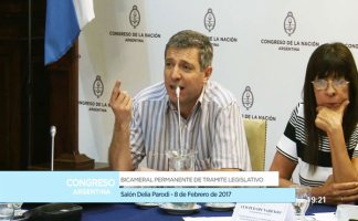 El diputado Juan Carlos Giordano denunciando el pacto a favor de las ART