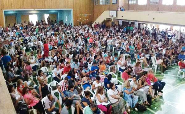 Asamblea de ATEN Capital votando plan de lucha