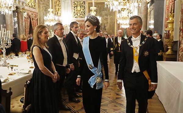 Macri con smoking condecorado por los reyes de Espana