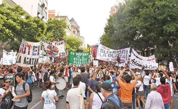Los Sutebas multicolor en marcha docente