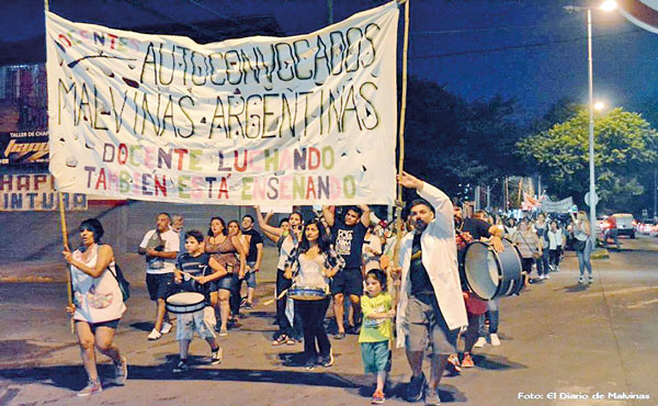 Marcha en Malvinas Argentinas Docentes