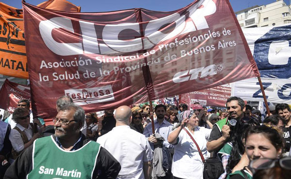 medicos de la cicop marchando por sus reclamos