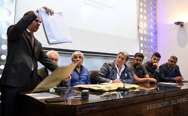 futbol por tv gol de media cancha para los empresarios