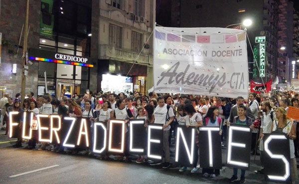 marcha de antorchas en la ciudad de buenos aires